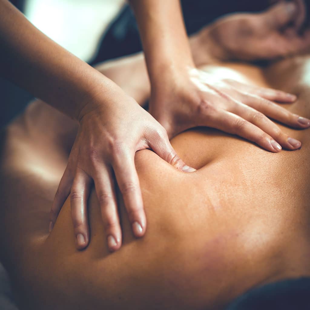 Physiotherapeutin gibt eine Massage