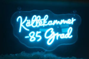 Schild im Raum der Kältekammer im eisreich in der Physiotherapie Praxis Gesundheitsreich Lübeck mit der Aufschrift "Kältekammer -85 Grad".