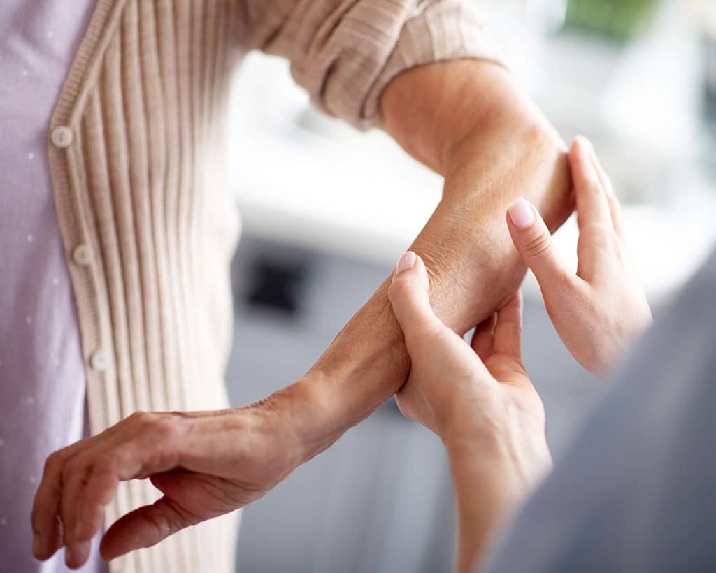 Lymphdrainage-Behandlung an der Schulter in der Physiotherapie Mölln