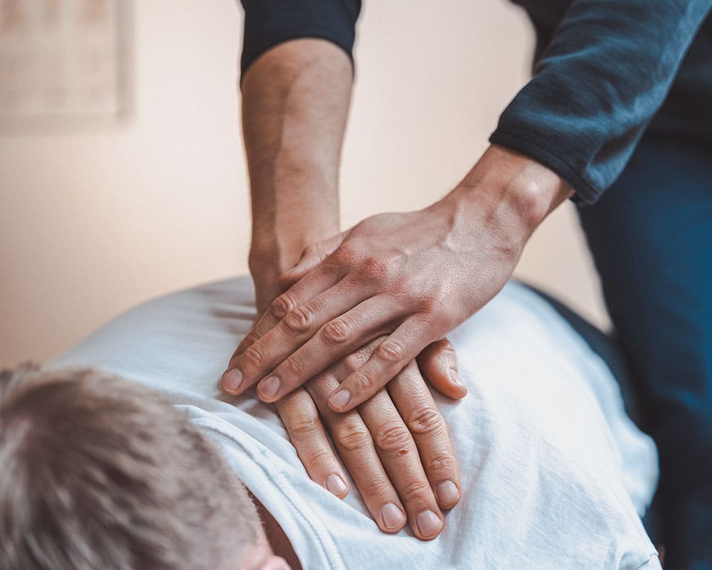 Manuelle Therapie an der Schulter in der Physiotherapie Mölln