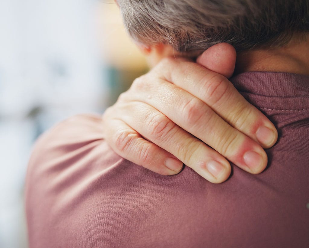 Patient mit Nackenschmerzen in der Physiotherapie Mölln