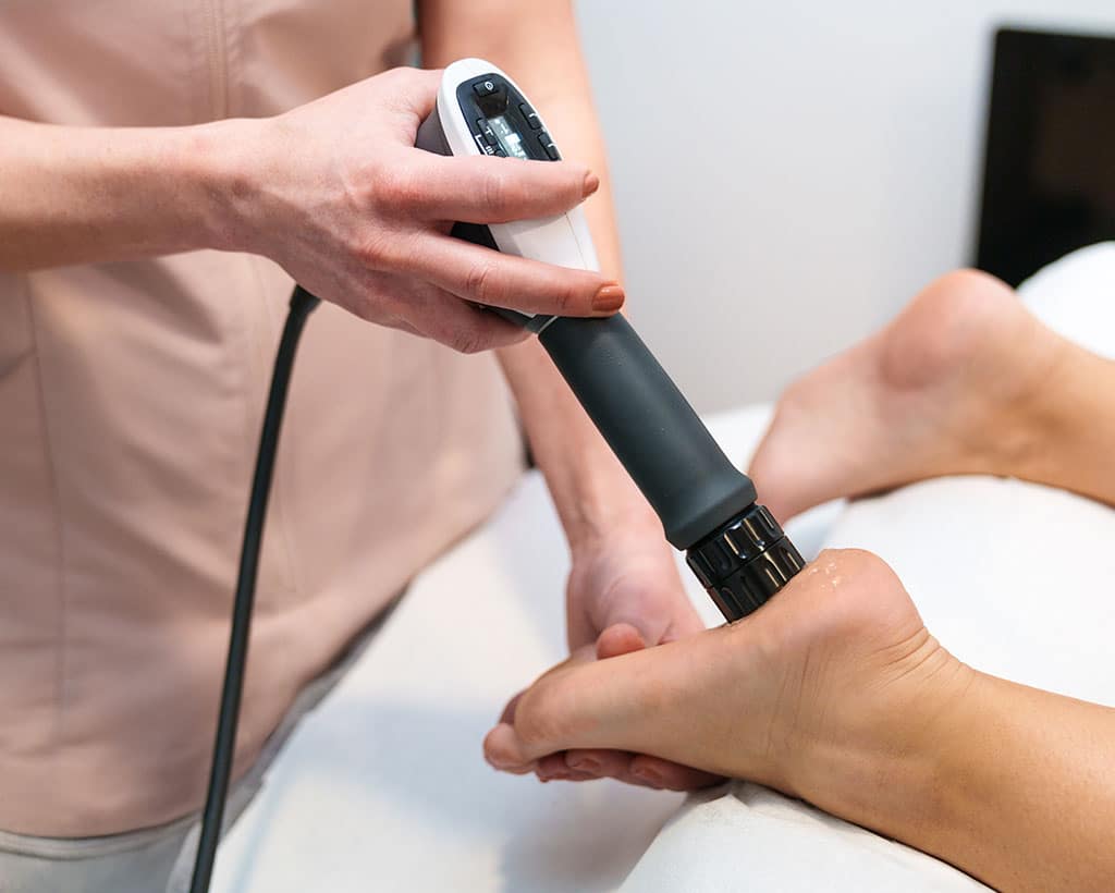 Stoßwellentherapie am Fuß in der Physiotherapiepraxis Gesundheitsreich in Schwarzenbek