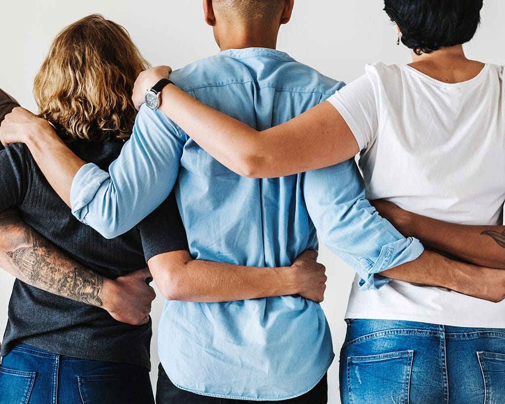 Das Team der Physiotherapie Parxis Gesundheitsreich in Mölln hält sich im Arm