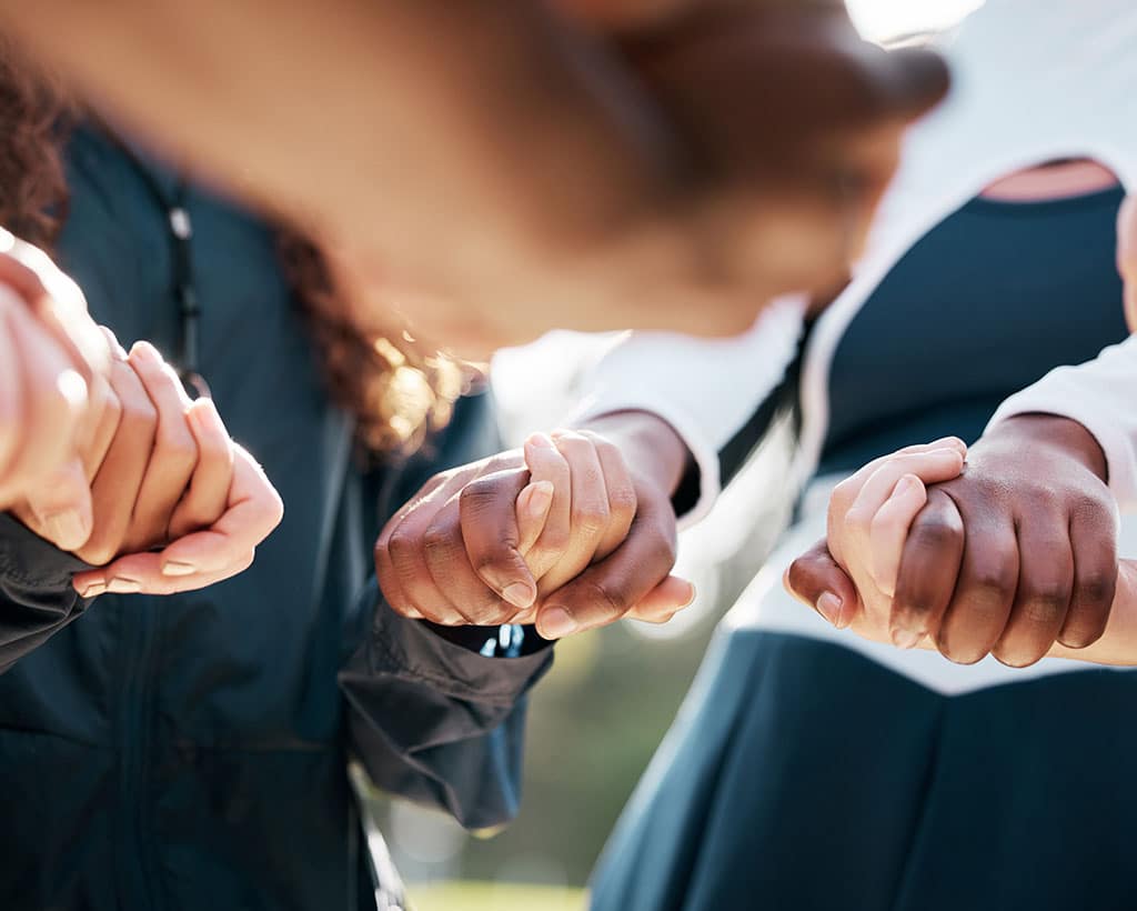 Das Team der Physiotherapie Praxis Gesundheitsreich Schwarzenbek hält sich an den Händen