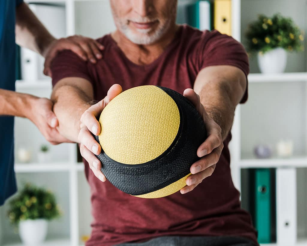 Bobath-Therapie mit Gleichgewichtsball in der Physiotherapiepraxis Gesundheitsreich Lübeck
