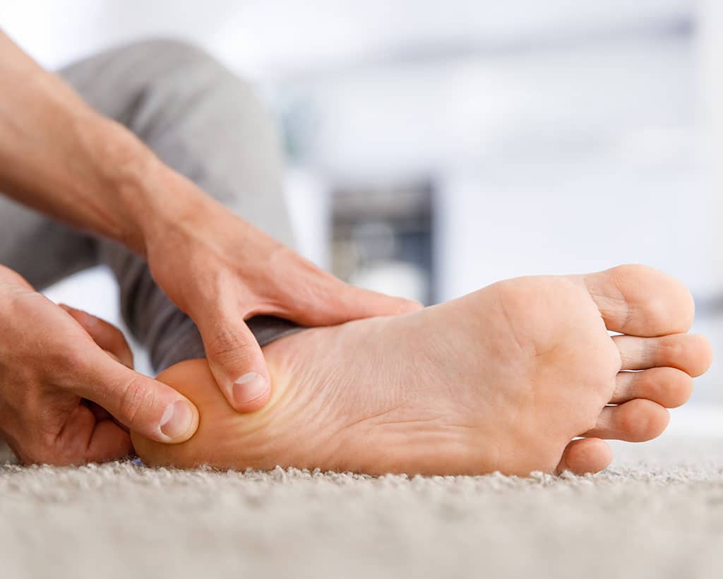 Behandlung von Fersensporn durch gezielte Fußmassage in der Physiotherapiepraxis Gesundheitsreich Lübeck