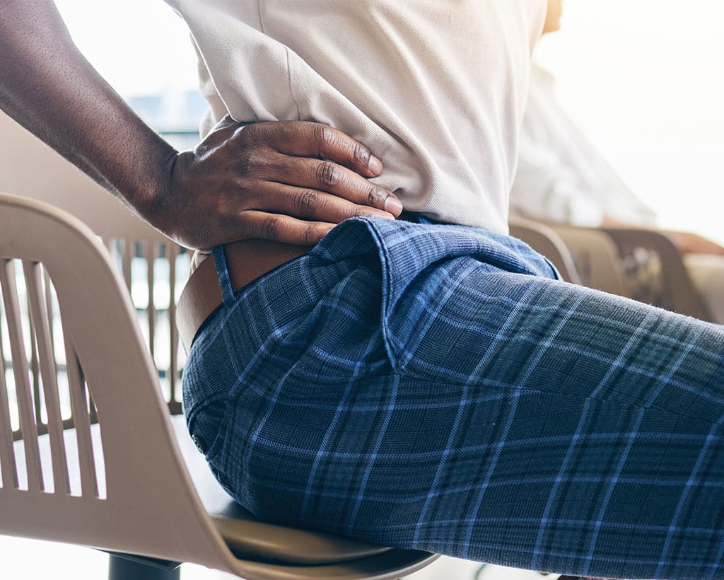 Patient mit Hüftschmerzen in der Physiotherapiepraxis Gesundheitsreich Mölln