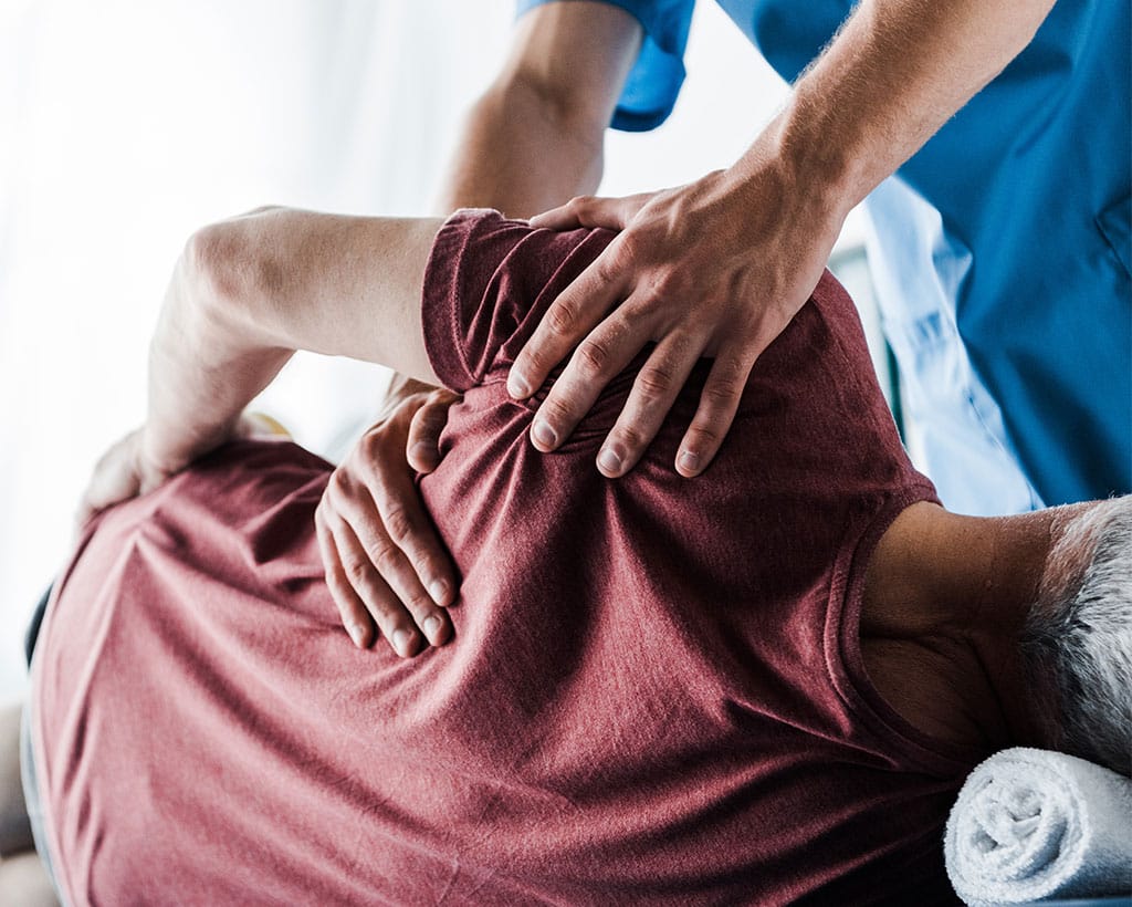 Patient mit Schulterschmerzen durch Kalkschulter in der Physiotherapiepraxis Gesundheitsreich Mölln