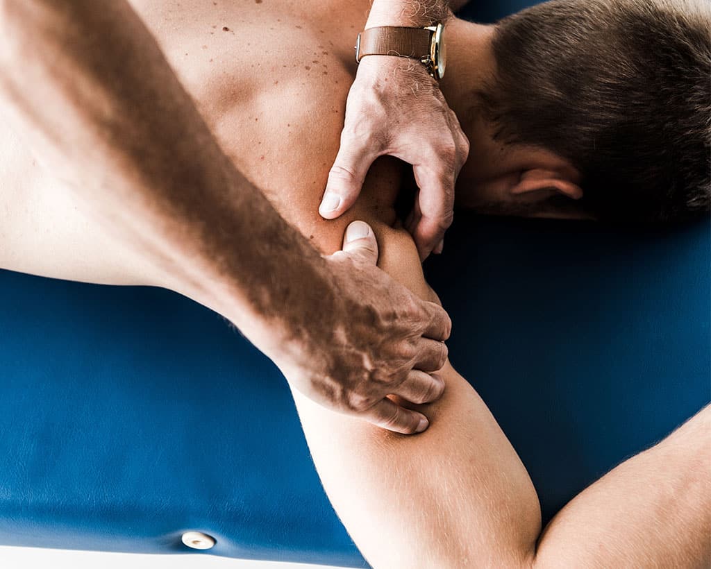 Neurologische Krankengymnastik (KG-ZNS) bei Patient in der Physiotherapiepraxis Gesundheitsreich Mölln