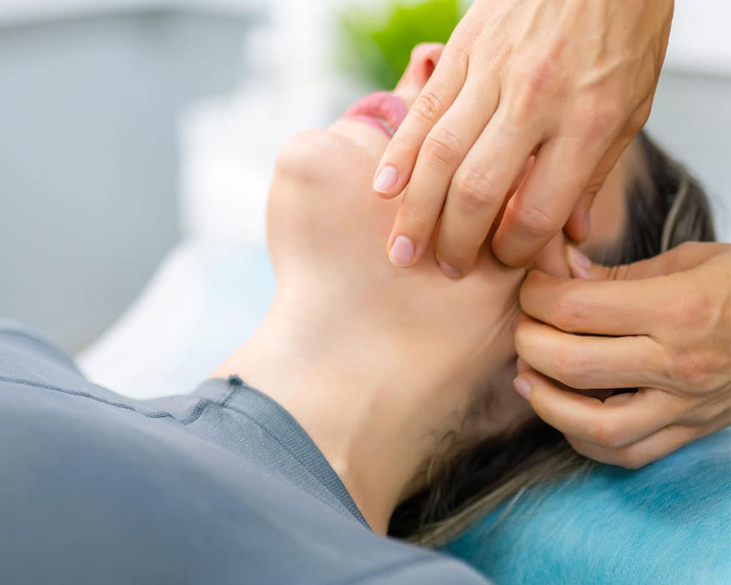CMD-Behandlung am Kiefergelenk durch manuelle Therapie in der Physiotherapiepraxis Gesundheitsreich Schwarzenbek