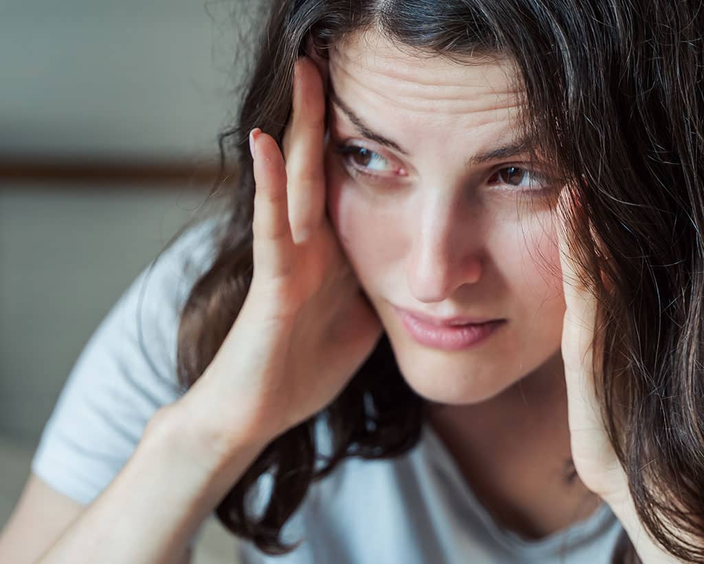 Frau mit Kopfschmerzen und Migräne in der Physiotherapiepraxis Gesundheitsreich Schwarzenbek