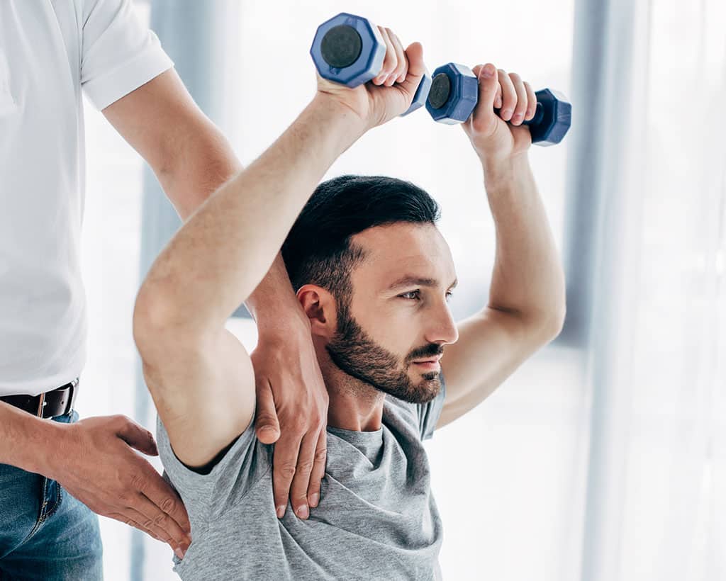 Sportphysiotherapie mit Krafttraining und Hantel in der Physiotherapiepraxis Gesundheitsreich Schwarzenbek